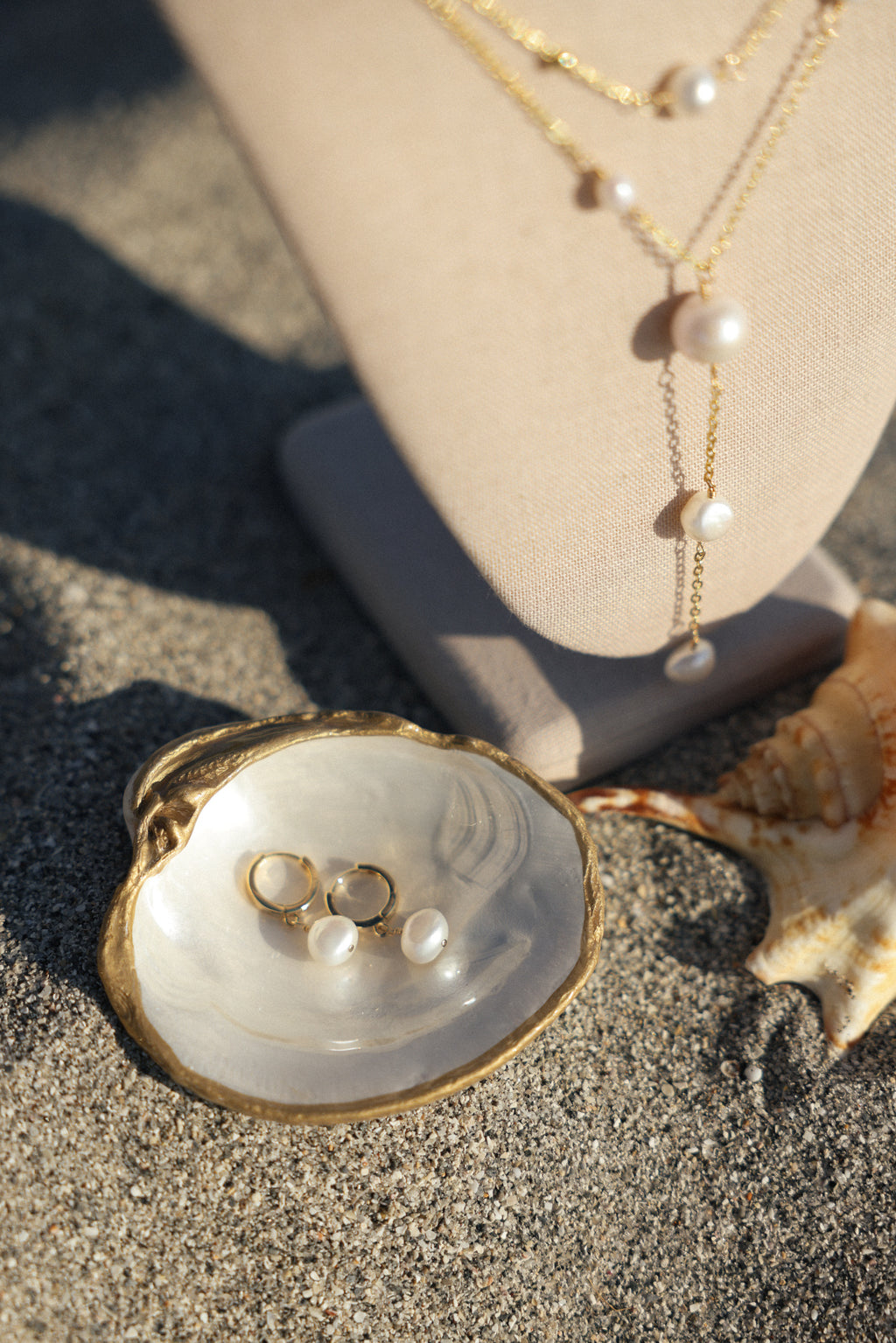 Large clam shell tray